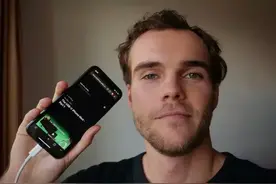 国外一老哥，把iPhone接口改造成了C口，竟卖出55万元图片