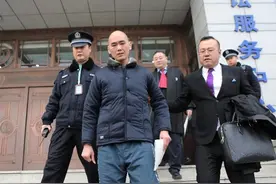 被羁押近15年后改判无罪，张志超母亲：儿子肩颈脊椎变形，胃口还是16岁时的，现在没朋友，同学也没联系过图片