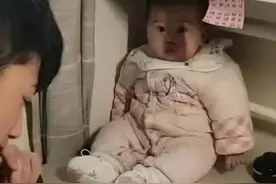 哥哥带着妹妹做作业，害怕妹妹乱跑，把她顺手放在桌上当吉祥物图片