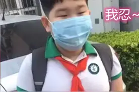 开学后萌娃被校服“封印”，标准五花肉，网友笑翻：你敢动吗？图片