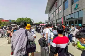 注意注意！郑州客运站客流高峰已到达，如图，人群正源源不断地涌入图片