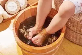 冬天给宝宝热水泡脚真的好吗？做错这件事，影响宝宝“足弓发育”视频封面