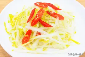 河南农家酸白菜做法，简单2步教会你，半小时就能吃，又酸又脆图片