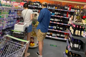 杨玏与长腿女同逛超市被偶遇，女方身份遭扒，不似绯闻女友毛晓彤图片