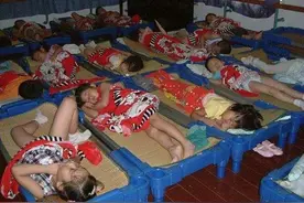 幼儿园午睡照引宝妈反思，5类衣服不适合宝宝穿到幼儿园，赶紧换图片