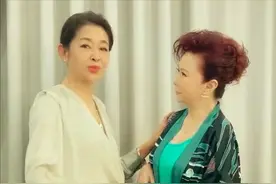 倪萍蔡明罕见同框！3层下巴显松弛，自然脸与“硅胶脸”对比明显图片