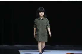张亮女儿化身小模特登台走秀气场强大 5岁小公主身高惊人图片