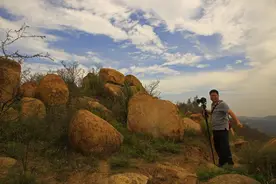 鹤壁火焰山上的红石头哪来的？图片