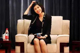 中国翻译女神张璐：43岁仍是美女，10年9次亮相总理记者会图片