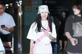 李菲儿的长腿真不是盖的，硬把上衣塞裤腰，穿平底鞋也显比例好图片