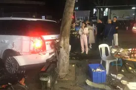 深夜惊魂！厦门一豪车倒车时失控撞树，大排档老板娘用身体护住儿子。警方通报来了！图片