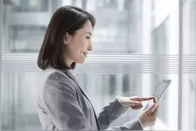 女同事总来我家蹭饭，我出差一个月，她却变成我后妈图片