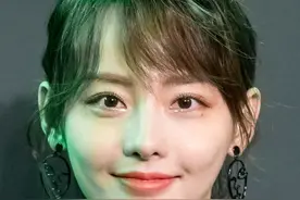 张嘉倪的穿搭中小配饰十分出彩，女孩们可以学起来图片