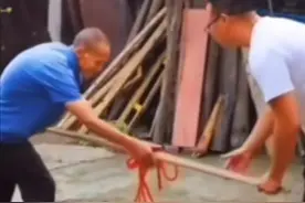 这个动作你是否也做过，满满的父子情，一转眼我们都老了图片