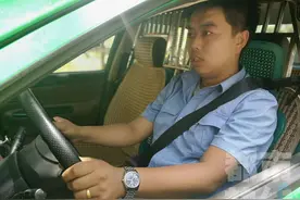 母亲抱着孩子做饭不慎将娃摔倒在地 热心的哥“专车”送医图片