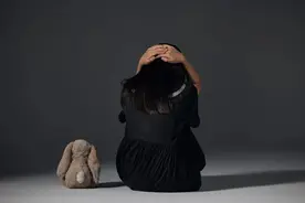 9岁女孩遭生父及其女友家暴，他们出手了……图片