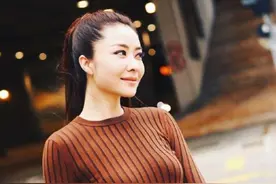 熊黛林不愧是超模，穿紧身针织衫挡不住凹凸感，这身材比例绝了图片
