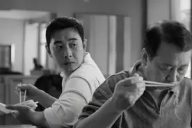 39岁罗晋首与父亲同框！父子俩共用一张脸，医生父亲演技不输儿图片