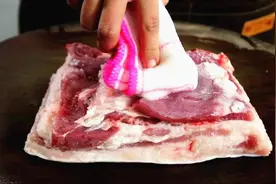 肉贩子为什么拿抹布不停擦猪肉？摊主今天跟你说正确答案图片