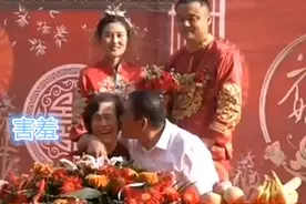 超有爱的一家人，父母在儿子婚礼上“秀恩爱”，吻到妻子脸变形图片