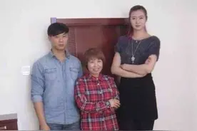 她是近2米女篮小巨人，嫁矮自己14cm农村老公，进婆家无奈拆房门图片