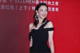 郑希怡终于火了！一袭露肩小黑裙配夸张耳饰，白眼圈挡不住霸气图片