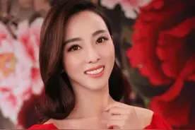 央视著名主持人李思思近况曝光 短裙细腰 肤如凝脂图片