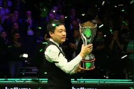 台球王子丁俊晖，年收入达上亿元，娇妻风韵犹存身材不逊于潘晓婷图片