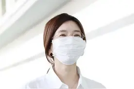 江疏影这招绝了！衬衣只系下边两粒扣，普通白衬衫穿出了禁欲感图片
