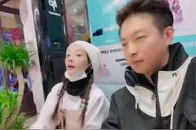 李小璐和异性滑雪，一路说笑被指太亲密，男方曾和李双江主持婚礼图片