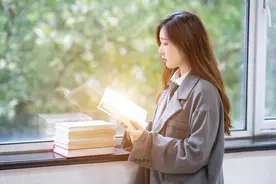 故事：意外受伤晕倒后，我被男神一路抱到医院，才知他暗恋我十年图片