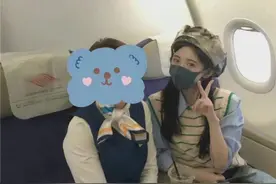 美貌认证！空姐晒和鞠婧祎合影，路人镜头下颜值满分图片