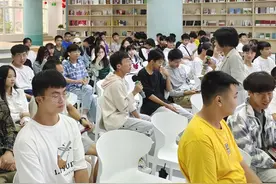 广西脑科医院开展“世界精神卫生日”走进校园活动 送上“心灵感冒药”图片