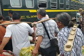 “小慢车”拉着乡亲们去赶集图片
