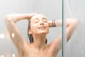 女人洗澡时，为什么喜欢站着排尿？多数人可能不好意思图片
