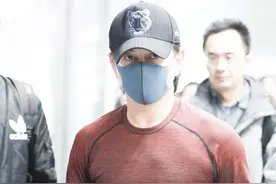 吴奇隆身材好壮实，穿休闲运动上衣显肌肉块，真能给人安全感图片