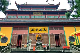 杭州灵隐寺大雄宝殿内有两副楹柱联竟然出自同一位法学家的诗文图片