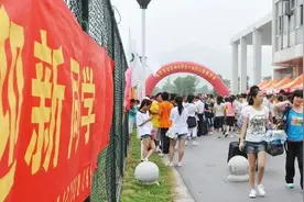 女儿上大学，家长每周给200生活费过分吗？听听这些学生怎么说图片
