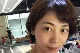 48岁央视主持劳春燕晒健身照，面色红润，穿紧身衣身材好似少女图片