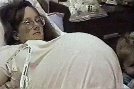 首例七胞胎每天喝42瓶奶粉，用52片尿布，23年过去了如今怎样？图片