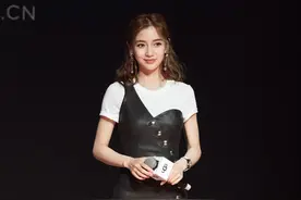 杨颖穿紧身黑色皮裙，毛毛鞋还露脚趾了，可爱极了图片