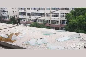 整扇窗往下扔！八大湖煤气罐闪爆清理现场有高空抛物图片
