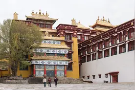 自驾川藏线怎可错过“世界高城”理塘，这里有“青春永驻”的寺庙图片