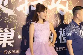 牛莉衣品越来越好，穿粉色公主裙似少女，就是小腿肌肉看着挺明显图片
