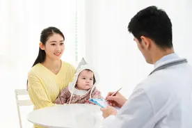 孩子取名“父姓加母姓”，出生证护士打多一字，妈妈大喜：不改了图片