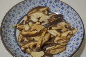香菇这个做法超简单，两分钟学会，孩子一口一片吃的相当过瘾图片