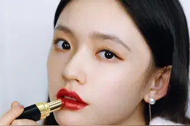 精灵少女林允，试色全新香奈儿可可小姐炫光唇膏，钻石豆沙我爱了图片