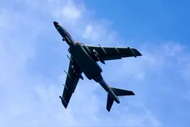 我海军航空兵轰炸机连续多昼夜南海巡航。网友：六爷好酷！图片