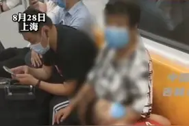 “哄娃”竟放纵孩子在座位上躺平 地铁：座椅禁止躺卧图片