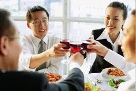 老板请员工吃饭，中途却离开了，俺主动买单，隔天收到公司通知！图片